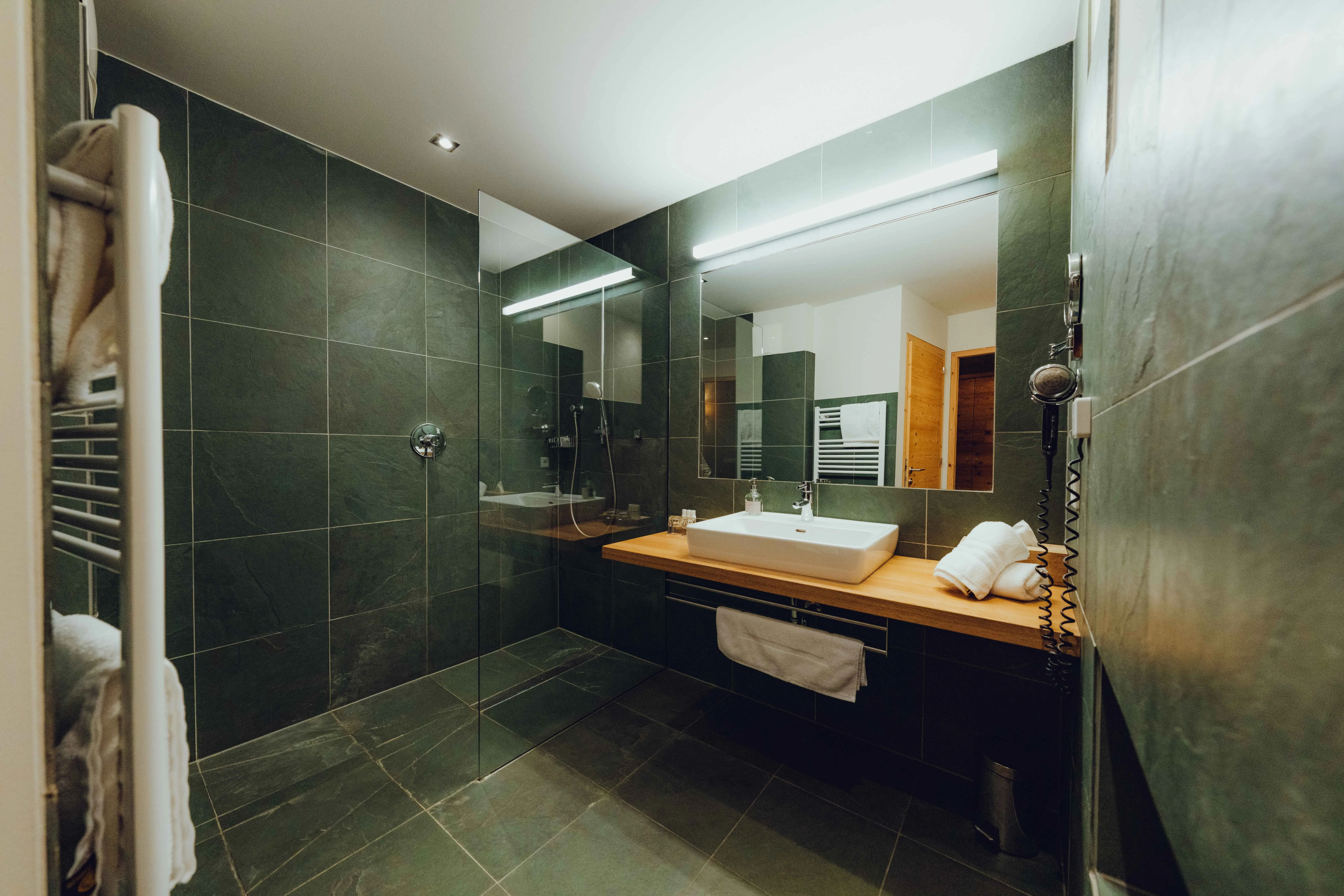 Hotelowa łazienka z lustrem