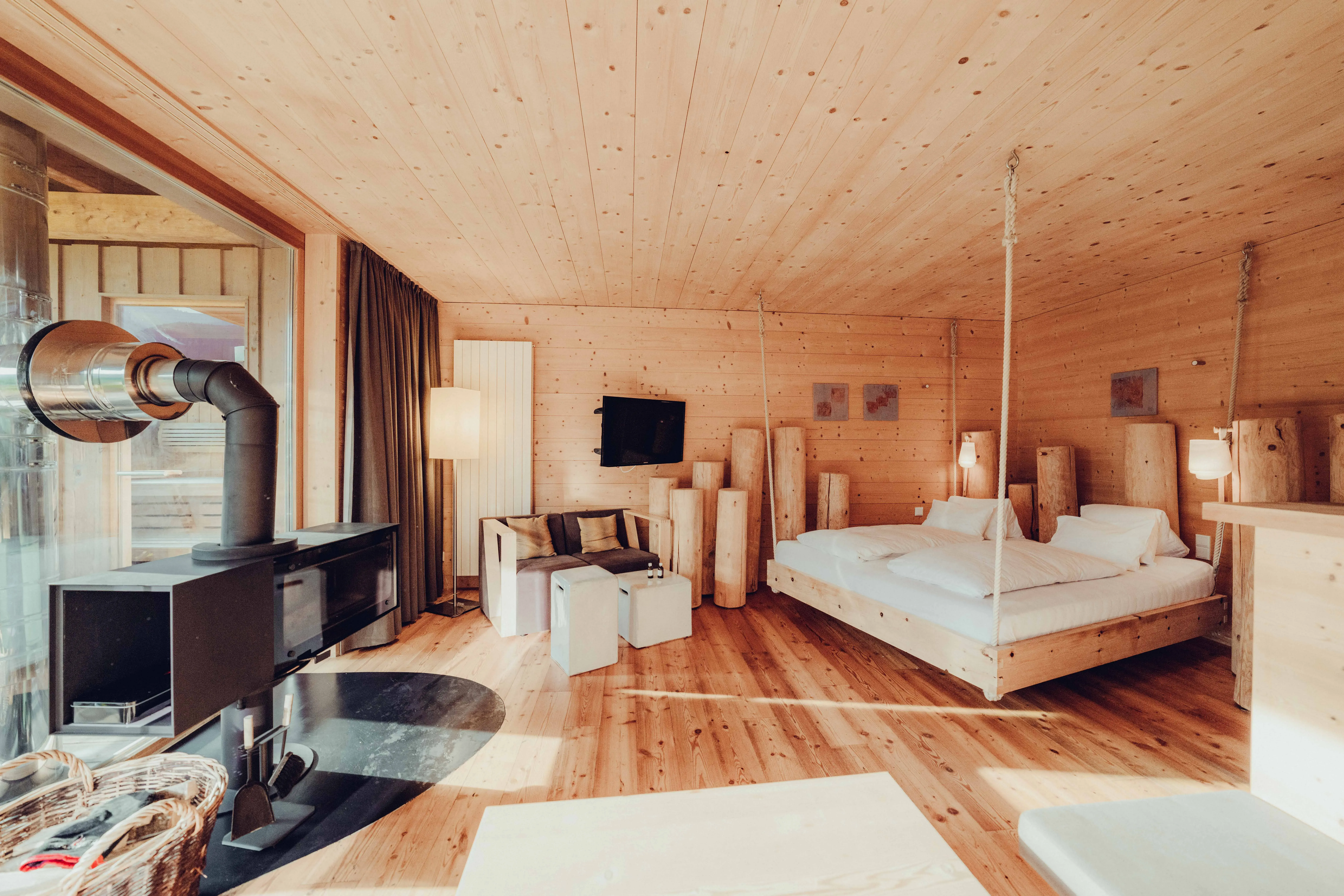 Pokój hotelowy z łóżkami z drewna limby