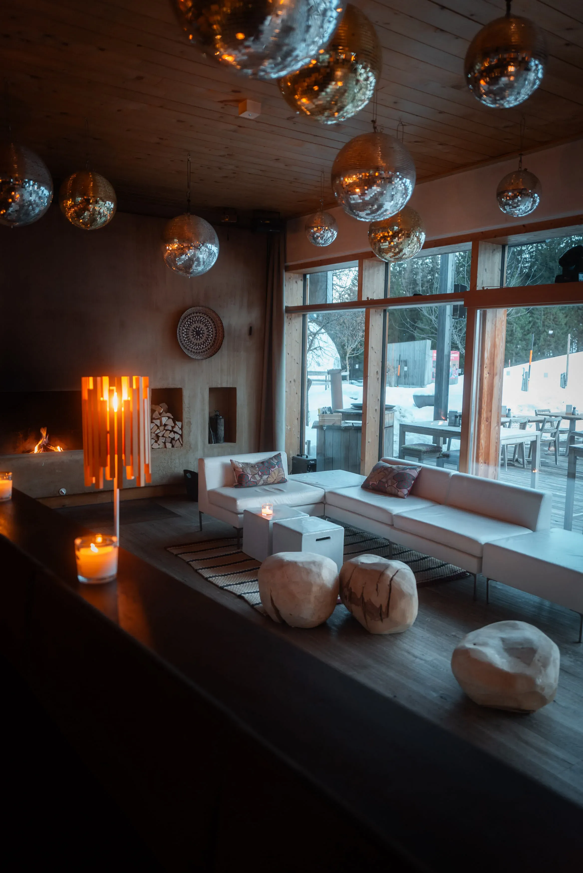 Hotelowy bar z nastrojowym oświetleniem